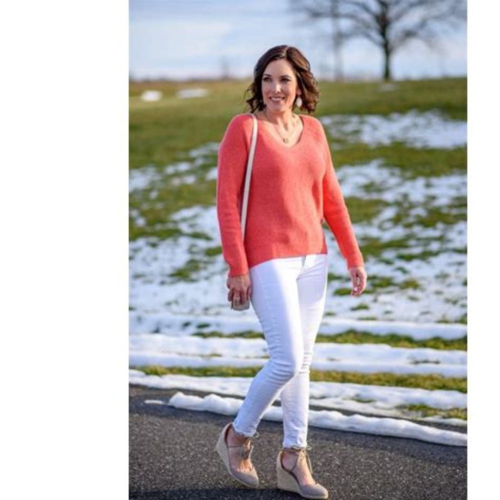 3/$60 Gorgeous Coral V-neck Sweater - Picture 5 of 9